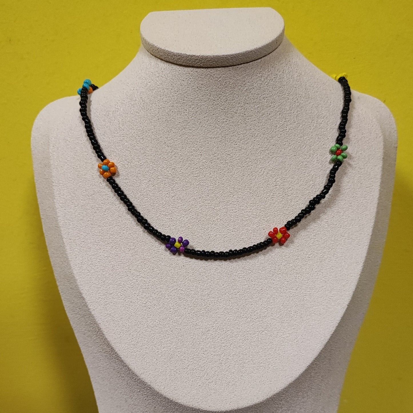 Collana girocollo con fiorellini di perline