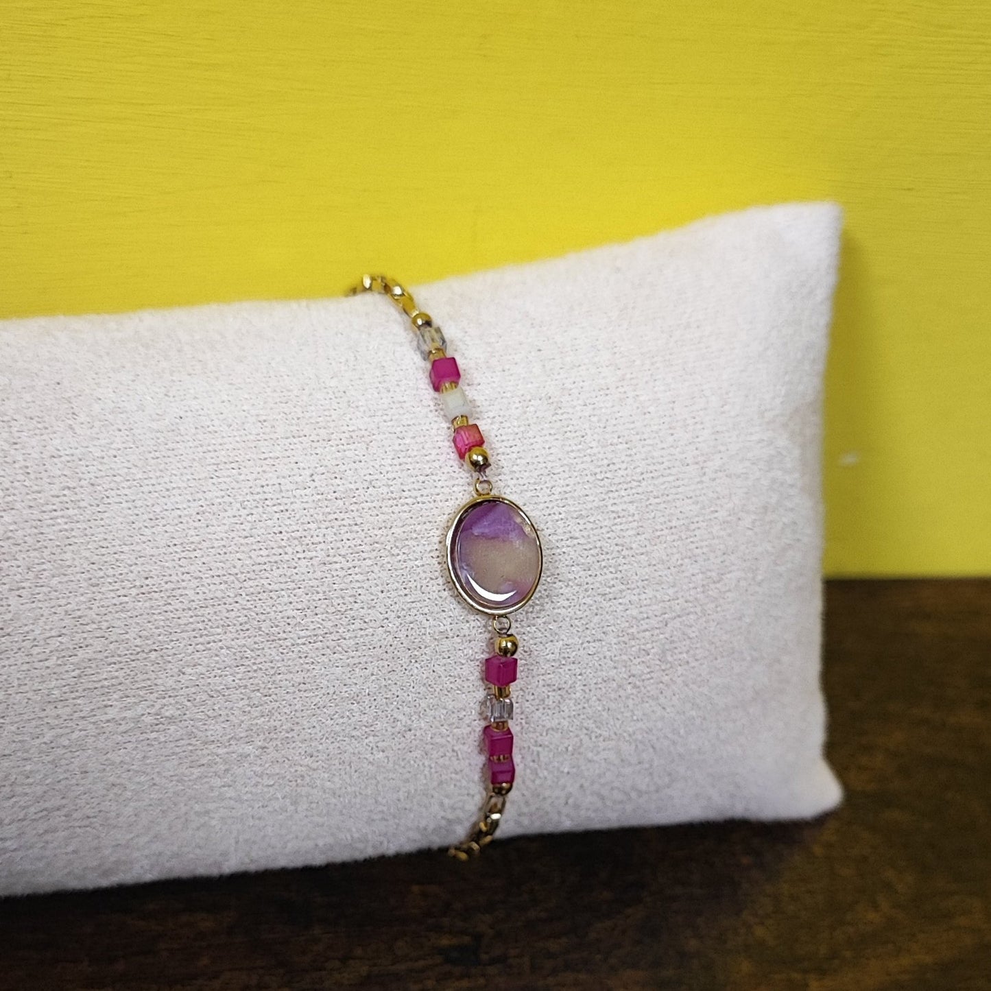 Bracciale fucsia con ciondolo in pietra