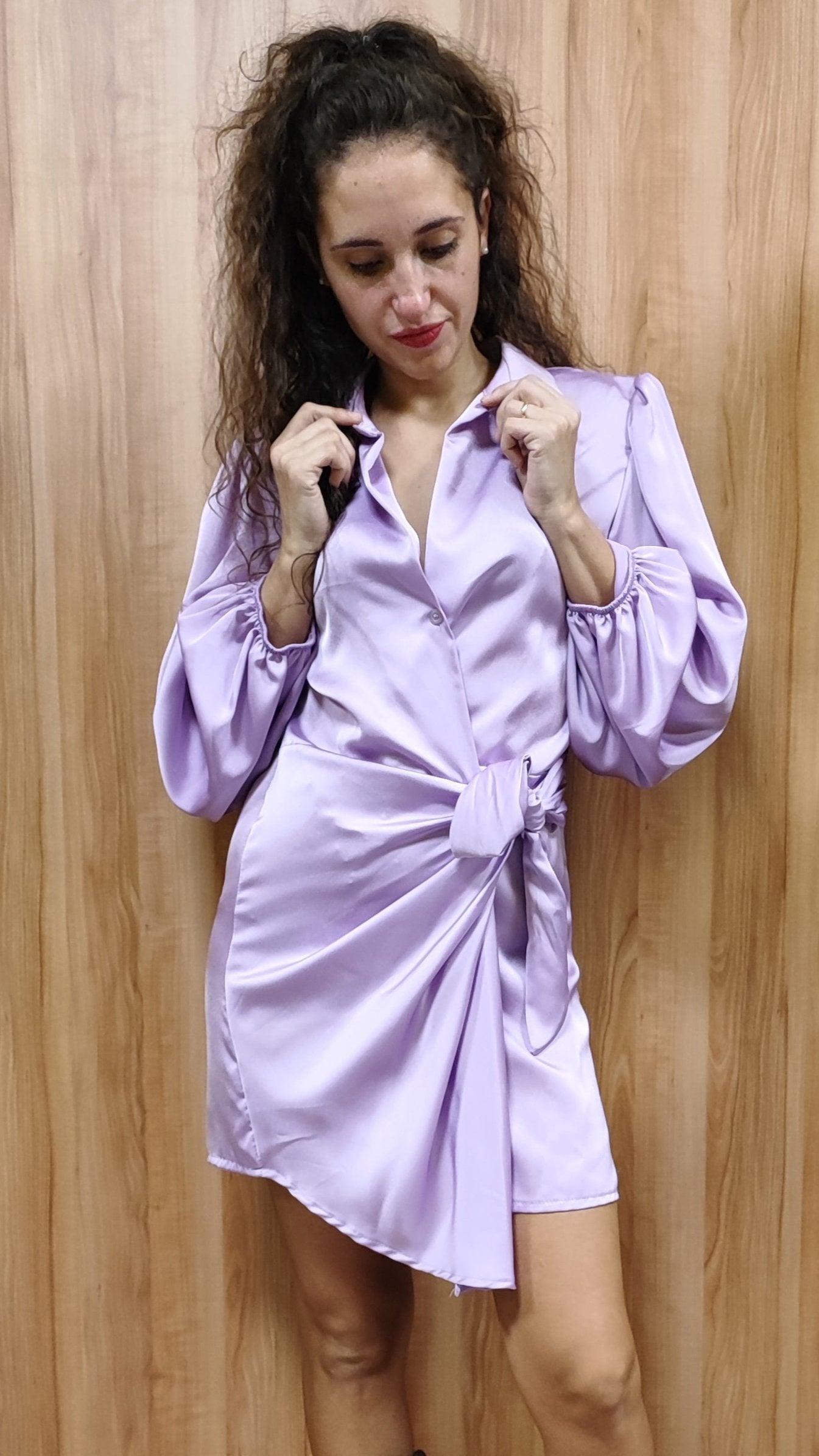 Abito in raso con fiocco in vita