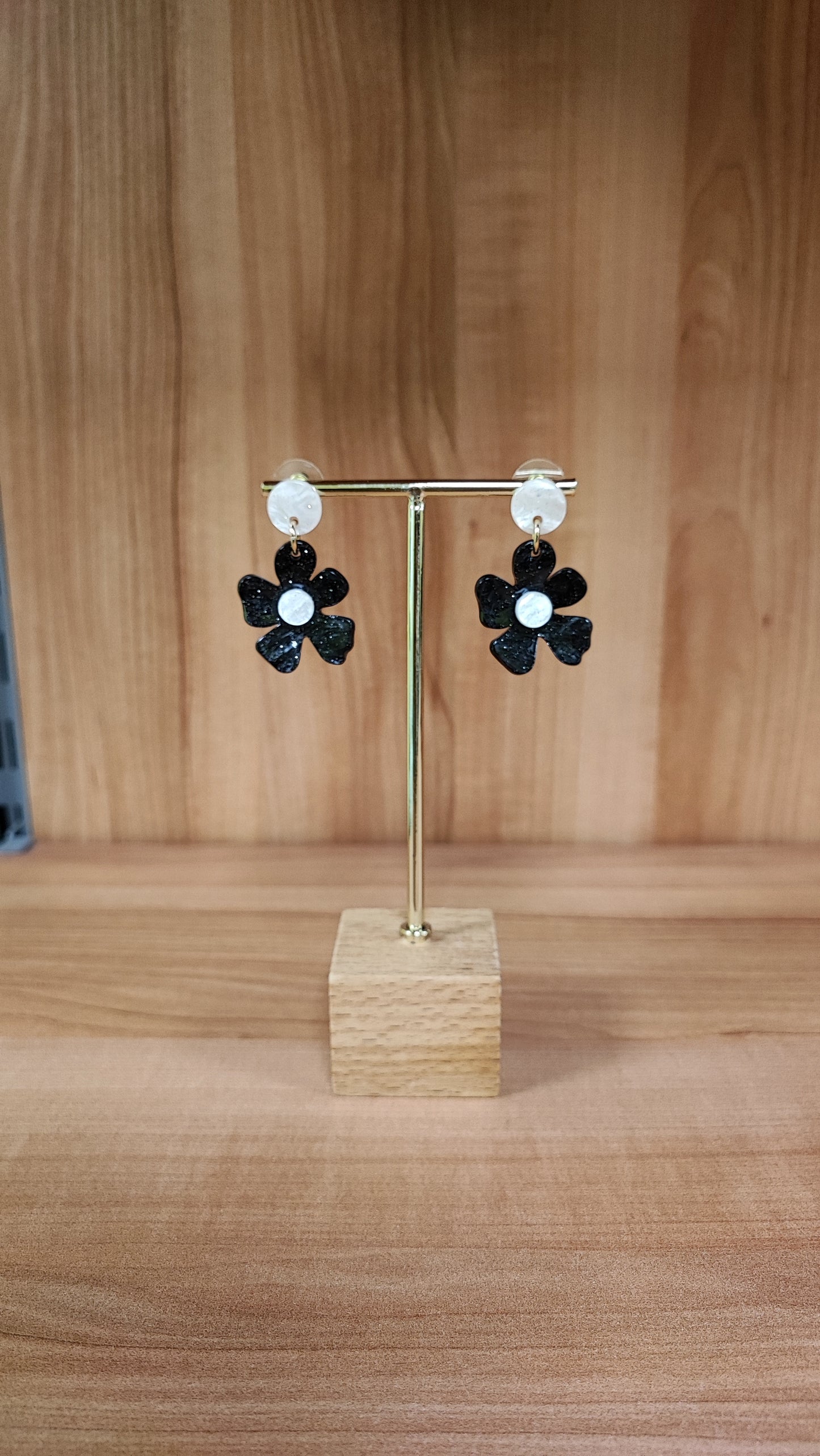 Orecchini fiore in plastica