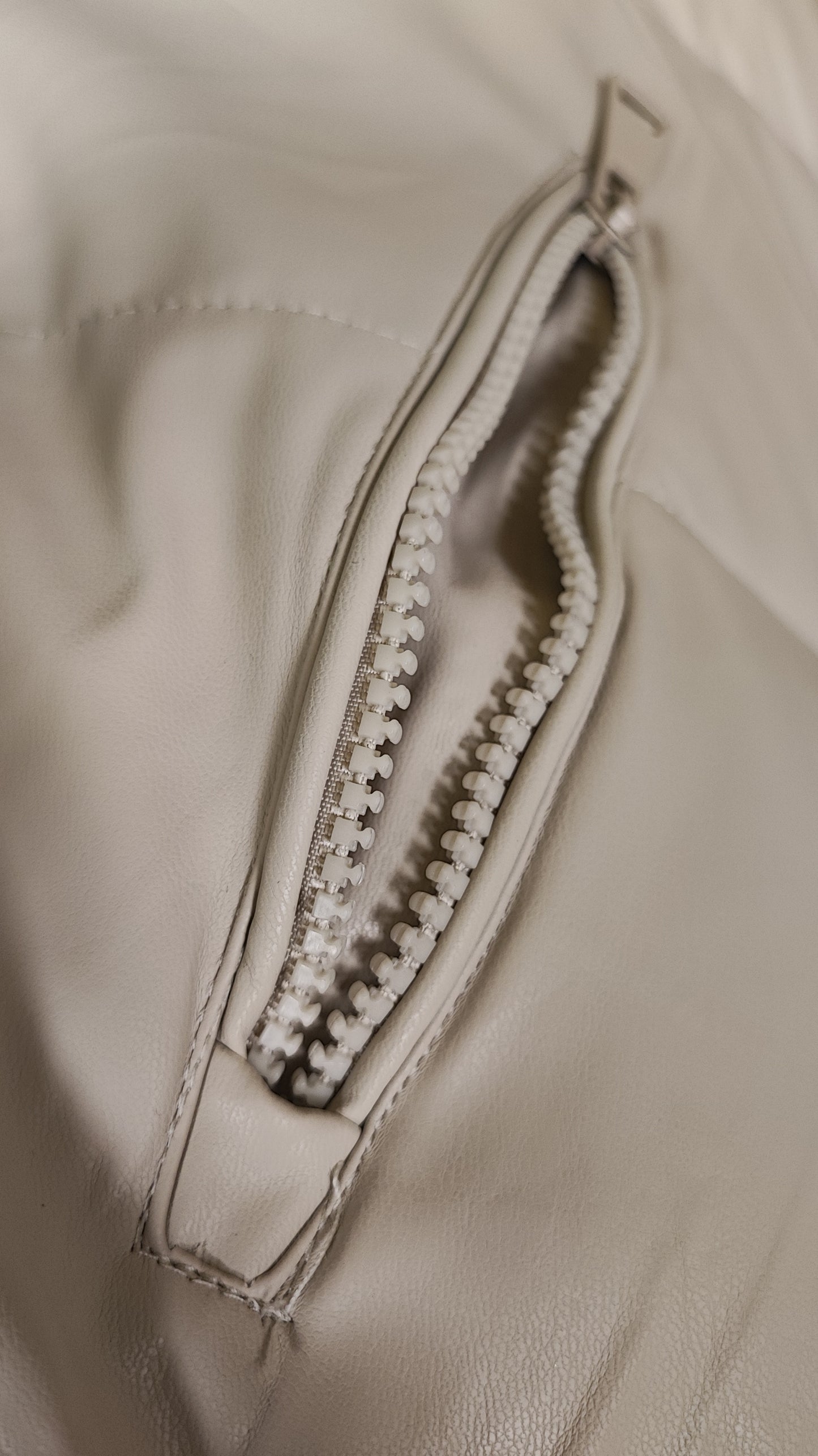 Piumino lungo smanicato beige