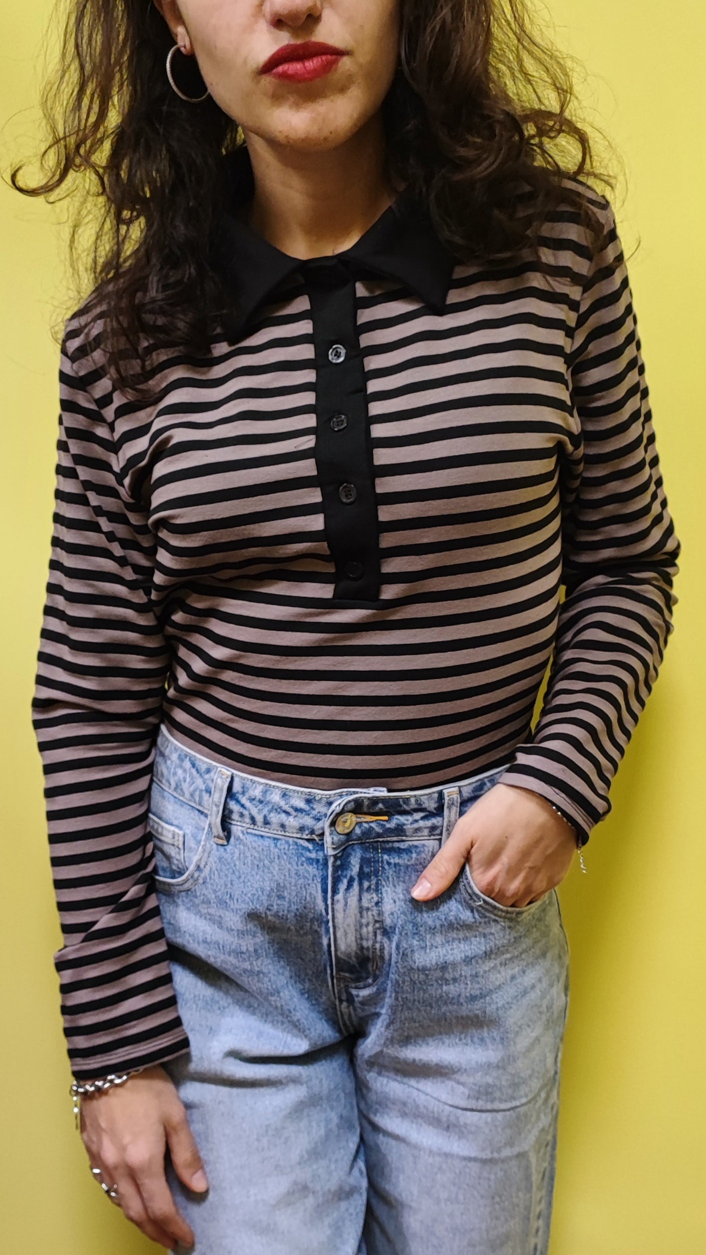 Maglia con colletto righe