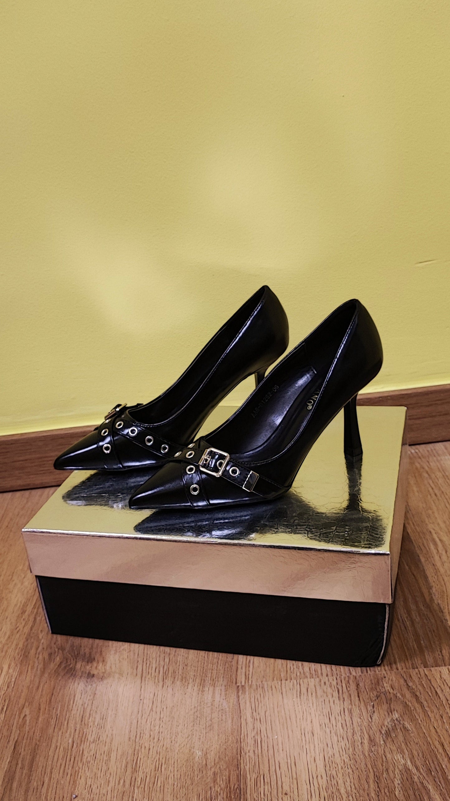 Décolleté con punta e fibbia tacco 8cm
