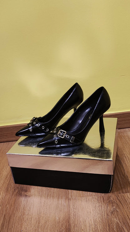 Décolleté con punta e fibbia tacco 8cm