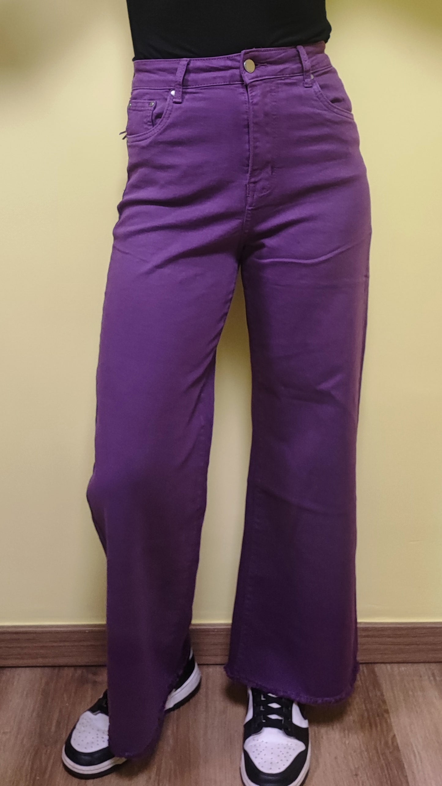 Jeans palazzo viola sfrangiato infondo