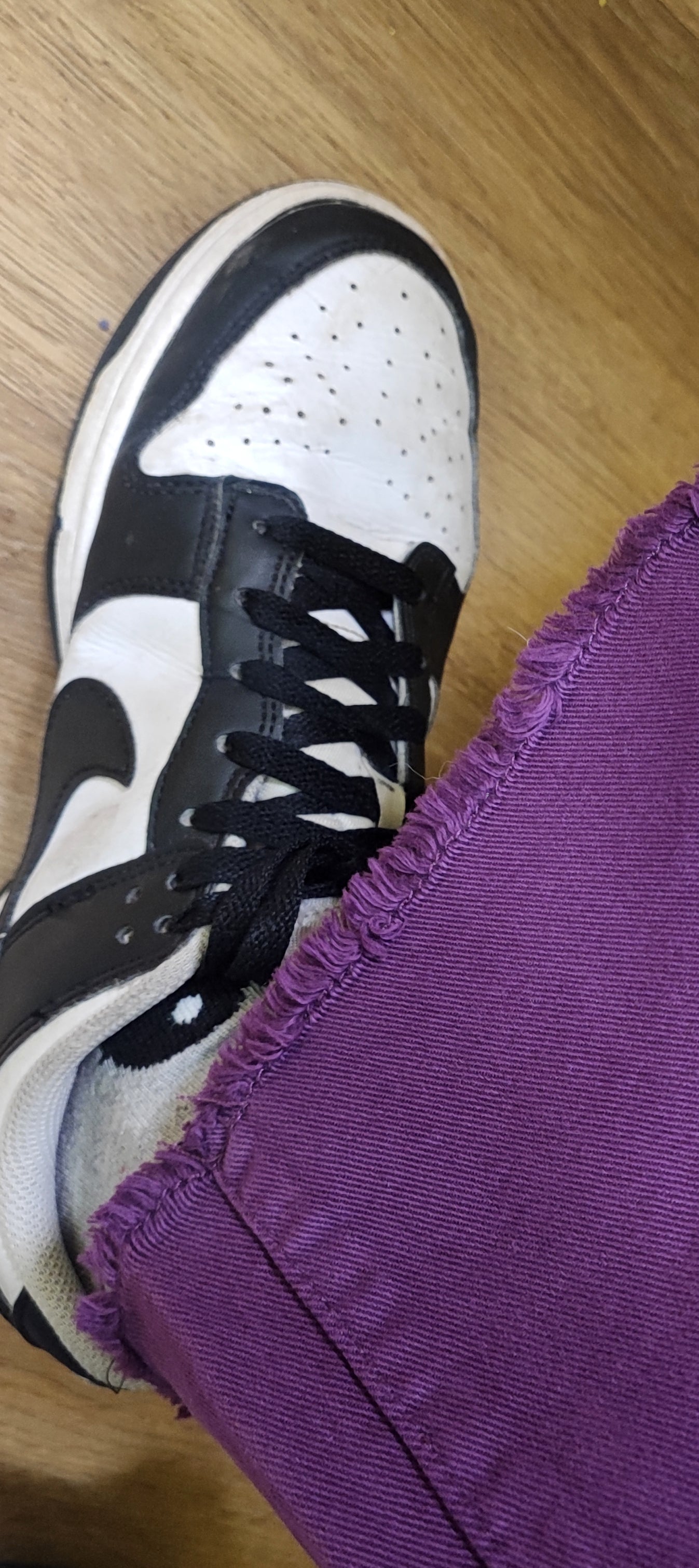 Jeans palazzo viola sfrangiato infondo