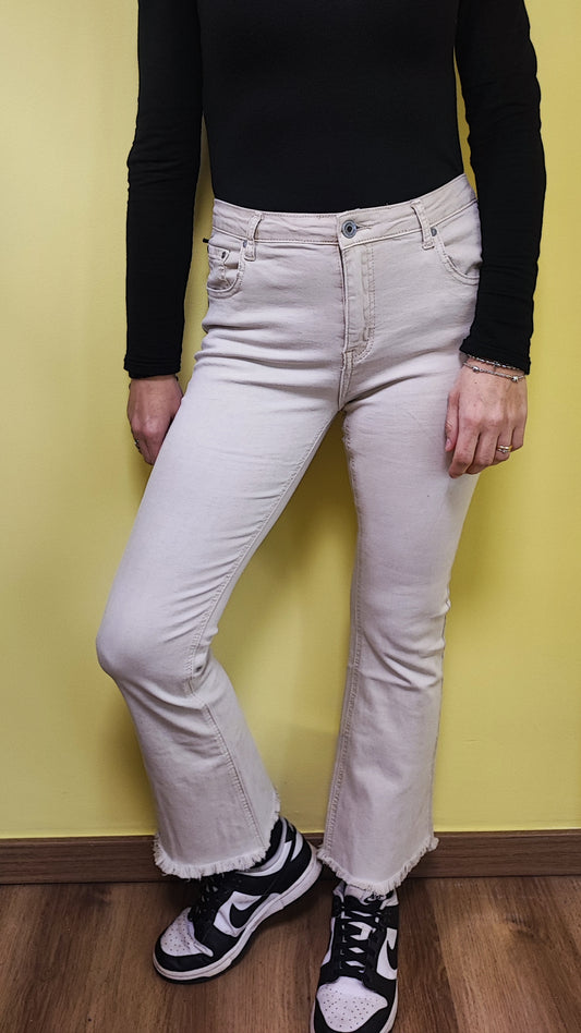 Jeans a campanella sfrangiato infondo beige