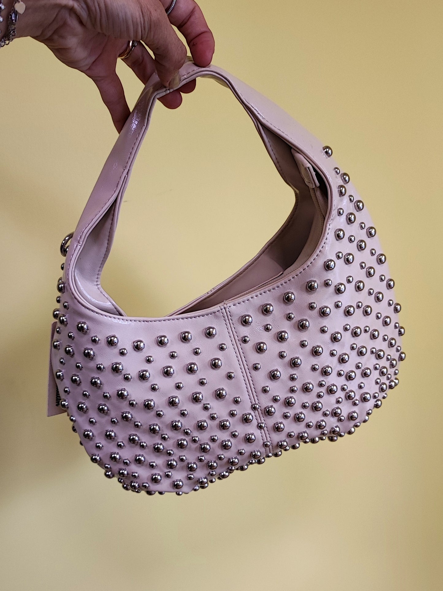 Borsa a spalla beige con borchie
