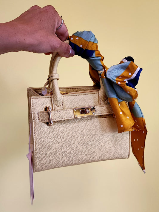 Borsetta con foulard giallo pastello